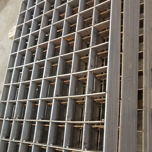 插接鋼格板、互插鋼格柵板：綠色環(huán)?？苫厥? /> 
</p>
（一）節(jié)能生產(chǎn)工藝<br />
先進的加工設(shè)備<br />
在<strong><a href=