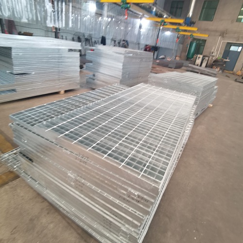 污水處理廠(chǎng)鋼格板如何選？防滑耐腐是關(guān)鍵！