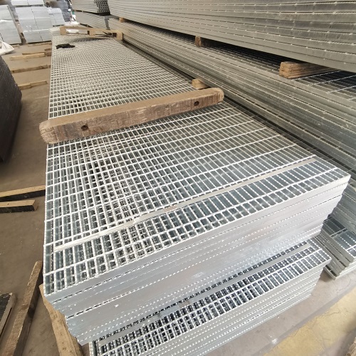 食品廠鋼格板選型：304不銹鋼還是鍍鋅更合適？